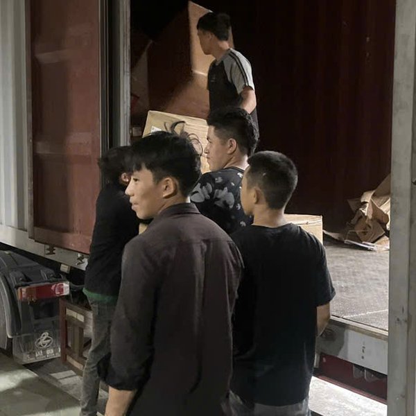 Bốc xếp container ban đêm tại cảng Tiên Sa