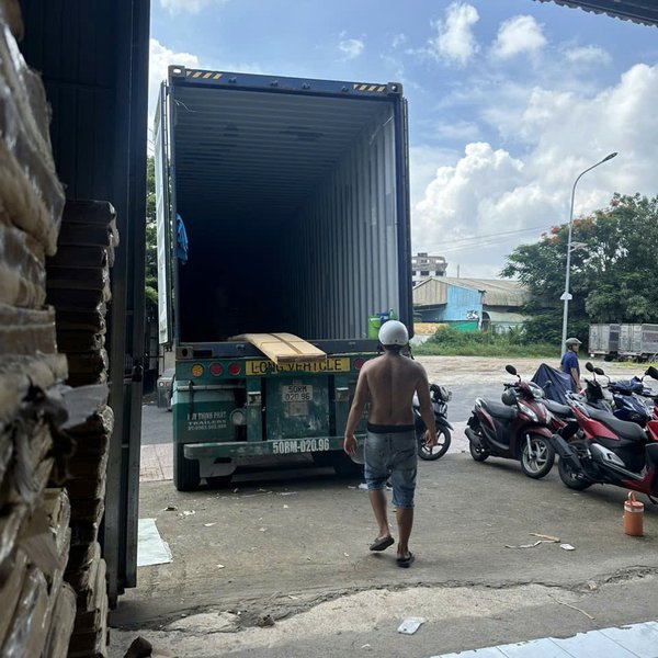 Bốc xếp container ban ngày tại cảng Tiên Sa Đà Nẵng